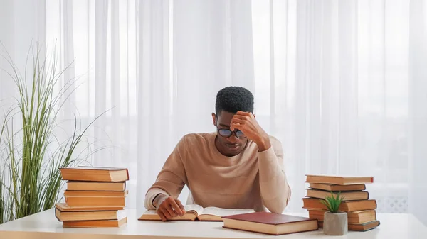 疲れた学生 学習圧力だ 教育の中心 家の机で大学試験の準備の本の宿題を研究する疲れ眠い若い男 — ストック写真