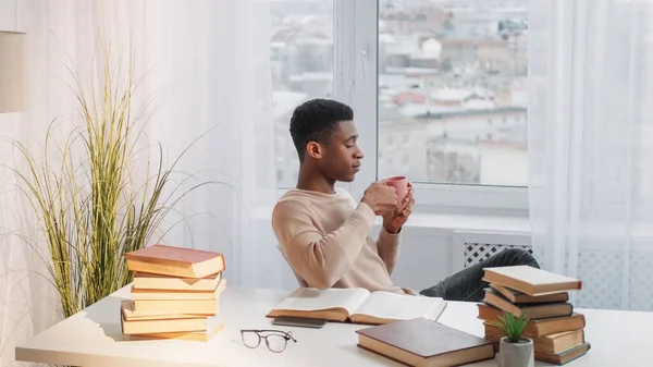 Studieuppehåll Njuter Kaffe Slappna Lugnt Lugn Drömsk Man Vid Fönstret — Stockfoto