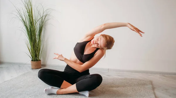 Pilates Caseros Ejercicio Yoga Entrenamiento Fitness Interiores Mujer Atlética Relajada —  Fotos de Stock
