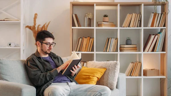 Lectura Casera Libro Ocio Fin Semana Relajante Hombre Concentrado Gafas — Foto de Stock