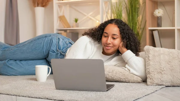 Internet Unterhaltung Gadget Freizeit Heimatwochenende Zufriedene Fröhliche Frau Sucht Laptop — Stockfoto
