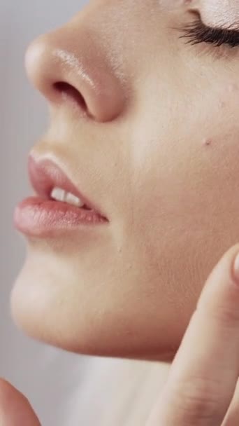 Vídeo Vertical Tratamiento Cuidado Piel Hidratante Facial Cosmetología Facial Mujer — Vídeo de stock