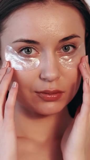 垂直ビデオ 眼のケアの下で 美人の顔の治療 不潔さを減らす 純肌の女性削除ダークサークルとともにハイドロゲルコラーゲンパッチ触れ放射完璧な顔 — ストック動画