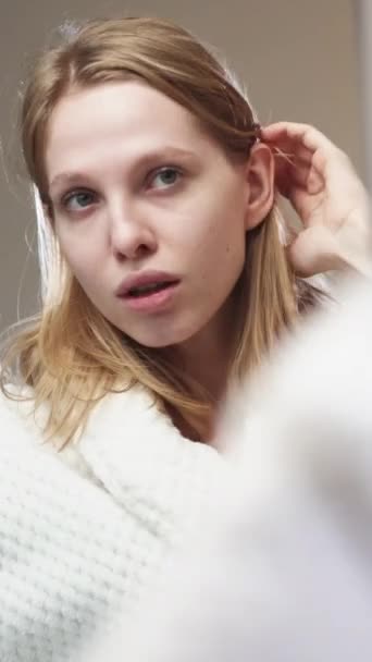 Vídeo Vertical Belleza Natural Cuidado Facial Bienestar Frescura Chica Rubia — Vídeo de stock