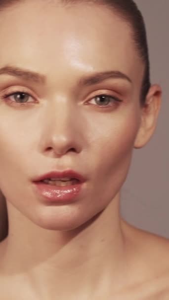 Függőleges Videó Modell Arc Fotózás Skincare Divat Portré Fotózás Magabiztos — Stock videók