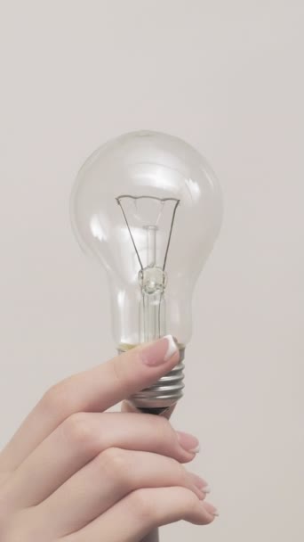 Verticale Video Lampje Creatief Idee Vrouwelijke Hand Met Elektrisch Gereedschap — Stockvideo