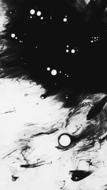 垂直录像 流体漂浮 黑色飞溅 污浊的泥岩油点散布湿暗的污迹 模糊抽象的动态背景 — 图库视频影像
