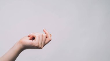- Gel buraya. Davet jesti. El işaretini çeken kadın parmağı gri boş arkaplana izole edilmiş bir şekilde getirmek istiyor..