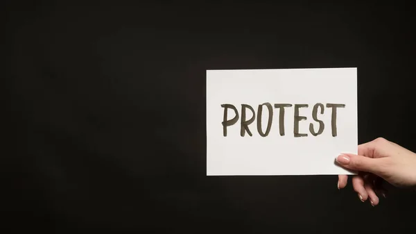 抗议标志 敲打横幅叛乱示威 女性积极分子手拿着黑色空旷背景的白色防暴标语 — 图库照片
