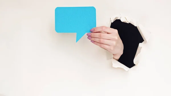 Online Chat Symbol Leere Sprechblase Weibliche Hand Durchbrechendem Papier Schwarzes — Stockfoto