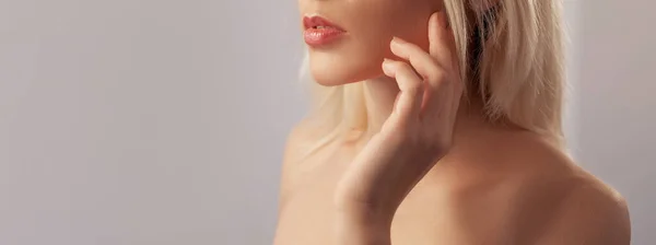 Μακιγιάζ Χειλιών Γυαλιστερό Βάλσαμο Φροντίδας Αγνώριμη Γυναίκα Κυρτό Πρησμένο Στόμα — Φωτογραφία Αρχείου