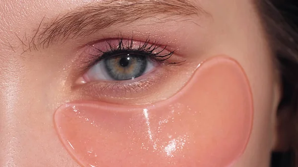 水凝胶片 美容疗法 浮肿减少 补妆品 用胶原蛋白垫滋润皮肤的无法辨认的女人新鲜的眼睛 — 图库照片