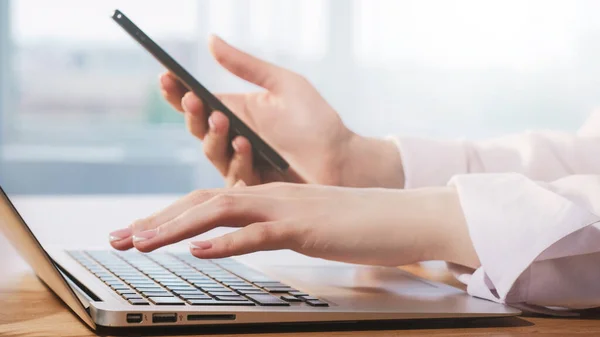 Pemasaran Online Teknologi Digital Bisnis Multitasking Tangan Perempuan Laptop Dengan — Stok Foto