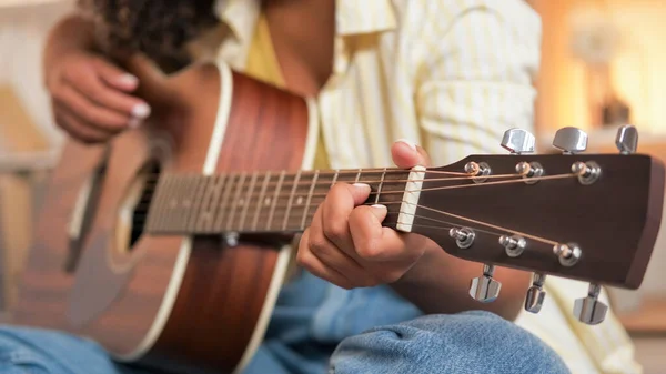 Μουσική Κιθάρας Καλλιτέχνις Κλείσιμο Του Fretboard Τραγούδι Γυναίκα Μάθηση Μελωδία — Φωτογραφία Αρχείου