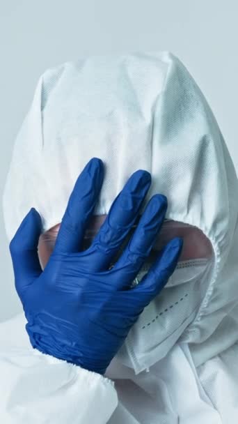 垂直录像 医疗失败 沮丧的科学家医院压力 头戴白色围裙 头戴蓝色手套 双手呈浅色 背景灰暗的女医生 — 图库视频影像