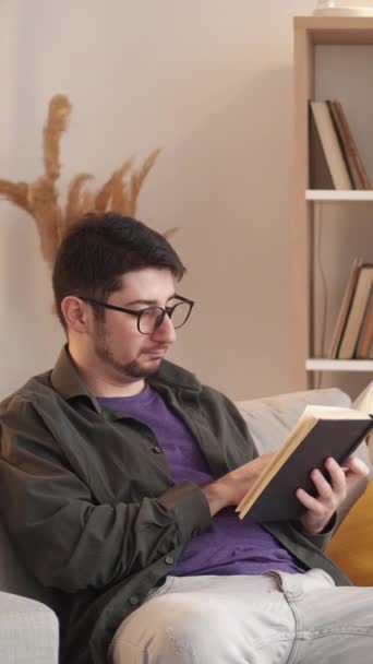 Vídeo Vertical Lectura Casera Libro Ocio Fin Semana Relajante Hombre — Vídeos de Stock