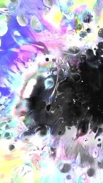 垂直ビデオ 色のスプラッシュ ホログラフィックな汚れ 蛍光スポット散乱ピンク緑赤黄色流体ミックス多色インク浮動抽象動的背景 — ストック動画