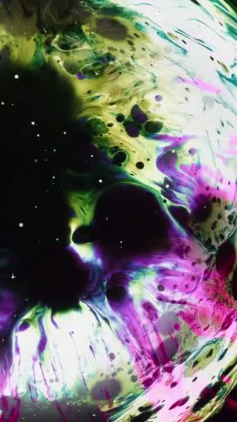 垂直ビデオ オイルスプラッタ カラフルな汚れ 淡い表面に広がる緑紫色のピンク色の黒い液体スプラッシュ塗料爆発抽象的な背景 — ストック動画