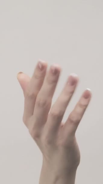 Κάθετο Βίντεο Αποκαλούμενη Χειρονομία Έλα Γυναίκα Χέρι Δείχνει Φιλόξενη Πινακίδα — Αρχείο Βίντεο