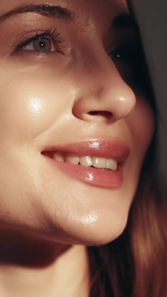 Video Vertikal Peduli Kecantikan Wajah Yang Bercahaya Kulit Yang Dibasahi — Stok Video