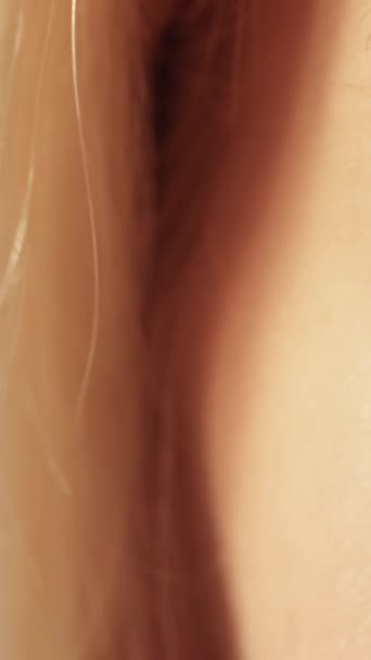 垂直ビデオ マスカラメイク 目の化粧品 ヌードアイシャドウ 女性のアイライド輝く輝きのマクロ長い厚い黒のラッシュ輝く輝く顔の皮膚 — ストック動画