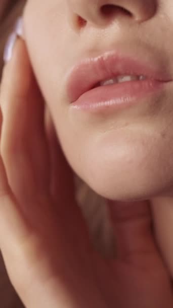 Vídeo Vertical Cuidados Com Lábios Bálsamo Hidratante Tratamento Envelhecimento Cosmetologia — Vídeo de Stock