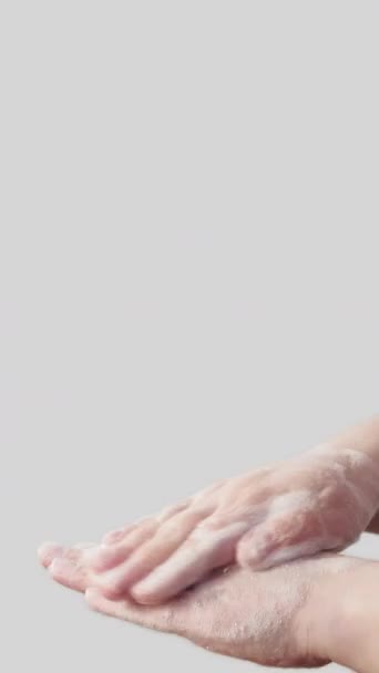 垂直录像 手部清洁 感染卫生 妇女用在白色背景空隙中分离的抗菌卫生肥皂泡沫洗手部皮肤 — 图库视频影像
