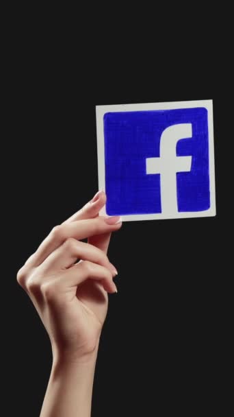 Kharkiv Ukraine May 2020 Vertical Video 跟随Facebook 全球通信 女性的手显示社交媒体应用标志在黑色的自由空间设置的3个循环 — 图库视频影像
