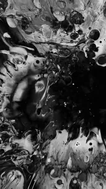 垂直录像 卷曲飞溅 墨水污渍 暗色液体溅射波油状流抽象动力背景 — 图库视频影像