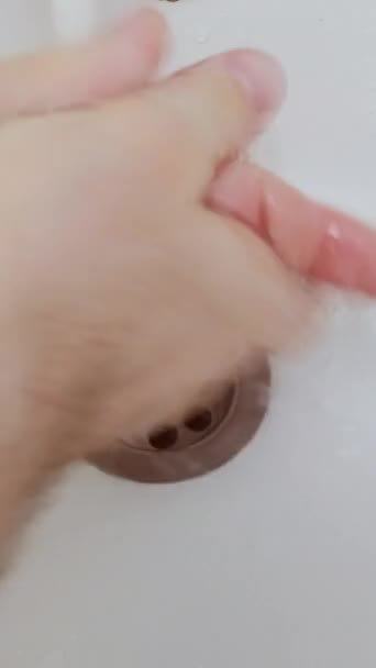 Verticale Video Hygiënische Gewoonte Handen Wassen Man Wrijft Handpalmen Vingers — Stockvideo