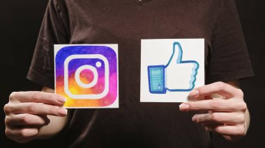 Kharkiv, Ukrayna - 12 Mayıs 2020: Instagram like. Sosyal medya geri bildirimi. Uygulama simgesi gösteren kadın el koyu boş alanda tasarım işareti.