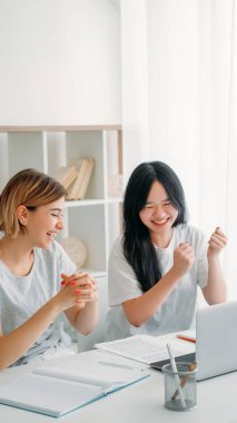 Proje başarılı. İş kutlaması. Ofisteki çalışma masasında iş başarısından memnun olan iki mutlu kadın çalışan..