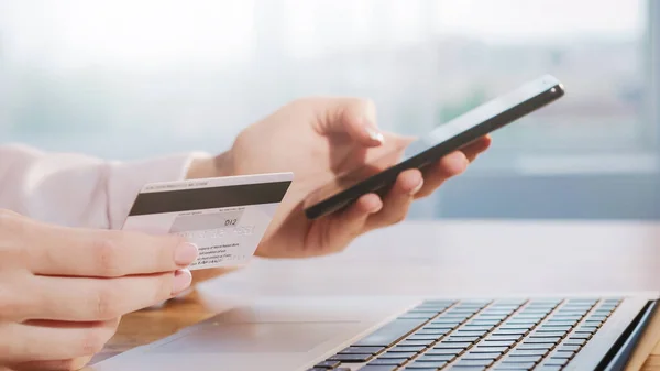Мобильный Банкинг Онлайн Транзакция Бизнес Леди Подключает Кредитную Карту Приложению — стоковое фото
