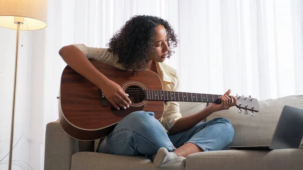 Lição Online Educação Guitarra Lazer Casa Feliz Mulher Aprendendo Corda — Fotografia de Stock