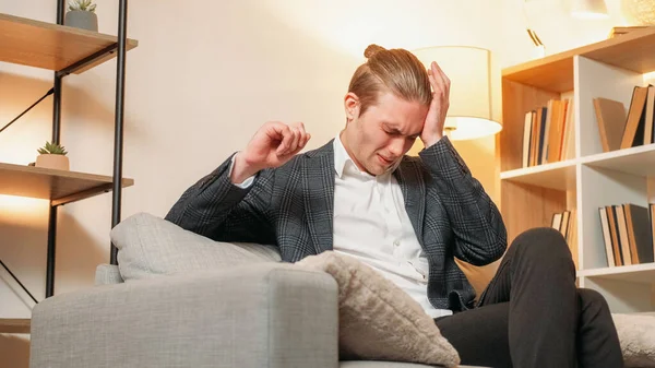 工作倦怠 工作头疼 压力症状 身体不适的男人 在家里客厅的沙发上痛苦不堪 感到头痛医头 — 图库照片