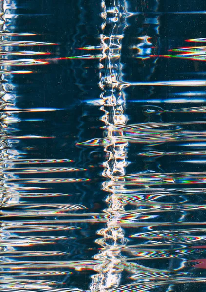 デジタル歪み 光の振動だ 画面の損傷 暗い青の背景にぼやけた白い虹ジグザグの線のテクスチャとVhs信号エラー表示 — ストック写真