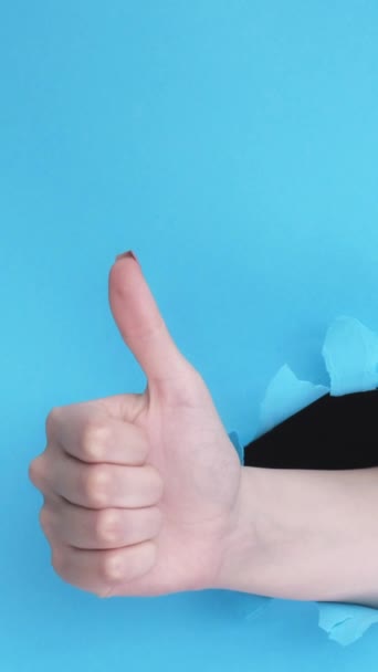Вертикальное Видео Соглашайся Вроде Обратной Связи Положительное Удовлетворение Женская Рука — стоковое видео