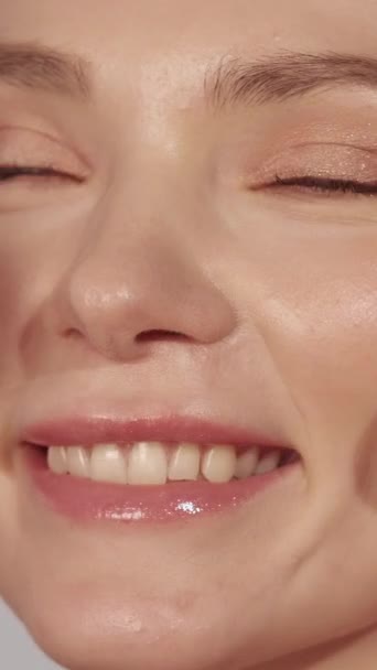 Vertikální Video Profesionální Vzhled Makeup Aplikujte Prášek Mladá Usměvavá Žena — Stock video