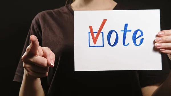 选举投票 政治竞选 民事责任 无法辨认的女性手在黑暗的复制区用民意测验标记投票挑选出候选人指指点点 — 图库照片