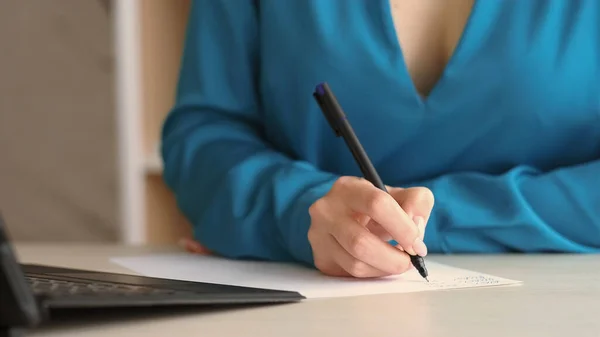 Kantoorpapierwerk Zakelijke Checklist Vrouwelijke Vrouw Handen Schrijven Werk Zakelijke Taken — Stockfoto