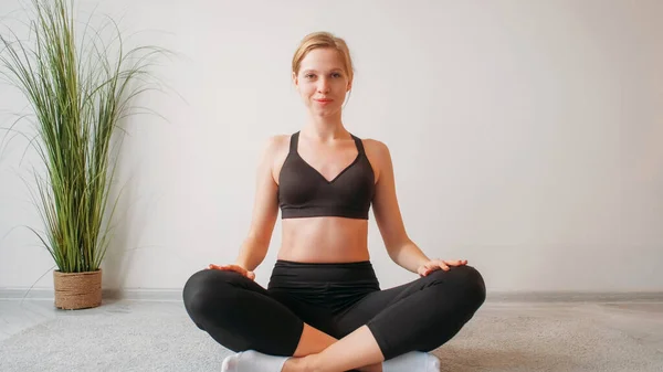 Yoga Matutino Tiempo Libre Entrenamiento Pilates Mujer Sonriente Sentada Con —  Fotos de Stock