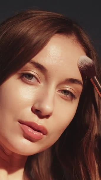 Vertikal Video Makeup Artist Kosmetisk Applicering Vacker Ung Kvinna Med — Stockvideo