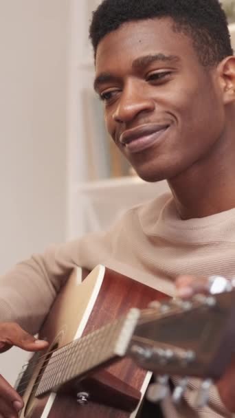Vídeo Vertical Sintonia Guitarra Passatempo Musical Desempenho Musical Homem Feliz — Vídeo de Stock