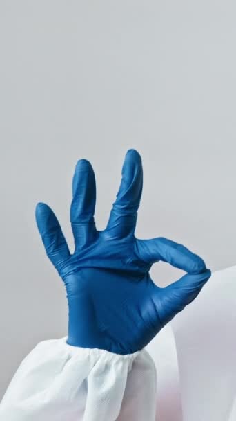 Вертикальное Видео Успех Здравоохранения Ладно Жест Врач Специалист Руки Защитном — стоковое видео