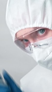 Dikey video. Tıbbi reçete. Hasta geçmişi. Sağlık hizmeti virüsü uzmanı kadın koruyucu ekipman maskesi uzmanı. Gri arka planda izole panoya yazı yazıyor..