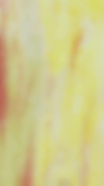 垂直录像 模糊的颜色流 明亮的背景 把金子磨碎脱色的黄色红色蓝色液体滴注运动平滑光抽象纹理 — 图库视频影像