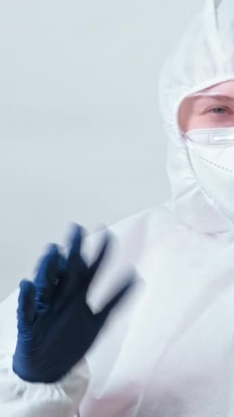 영상입니다 의심많은 의학적 불확실성 마스크 장갑을 전문가 배경에 불확실 — 비디오