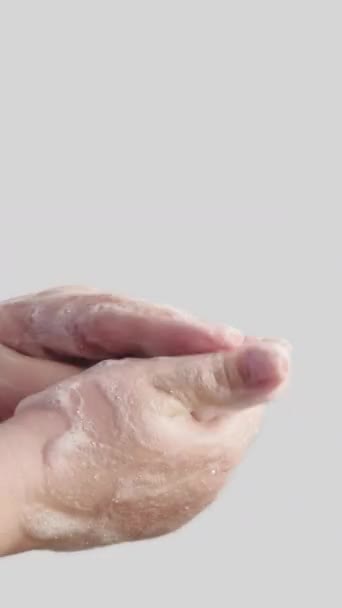 垂直ビデオ 抗菌衛生だ ウイルス対策 女性は白い背景に隔離された細菌を洗い流して石鹸泡を消毒して手の皮膚をクレンジング — ストック動画