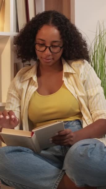 Pionowe Wideo Czytająca Kobieta Biblioteka Literackie Hobby Spokojna Wesoła Kobieta — Wideo stockowe