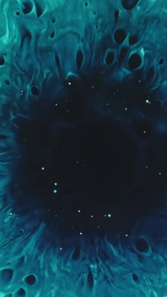 Verticale Video Verf Water Plons Ruimtegat Inktontwerp Blauwe Vloeistof Splatter — Stockvideo